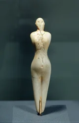 Estatueta feminina (osso de crocodilo)